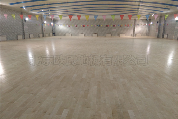單龍骨運(yùn)動(dòng)木地板北京師范大學(xué)附屬二中